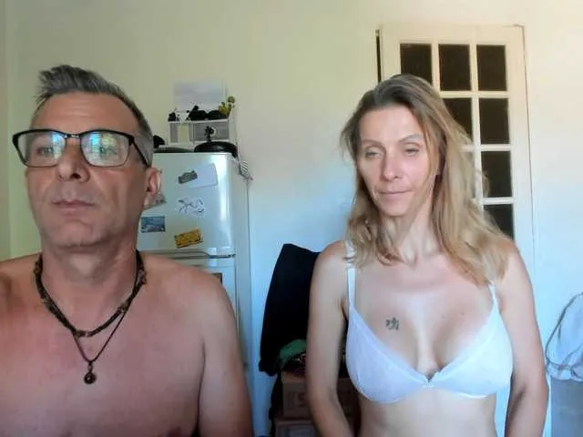 Carine – webcam model profile photo Image 5