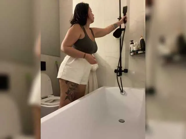 ErzabelLew – webcam model profile photo Image 4