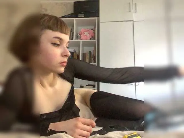 EmiBrow – webcam model profile photo Image 10