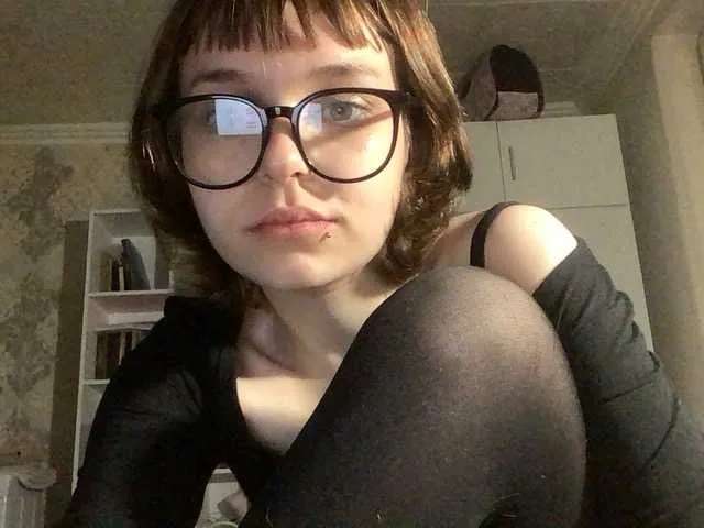 EmiBrow – webcam model profile photo Image 2