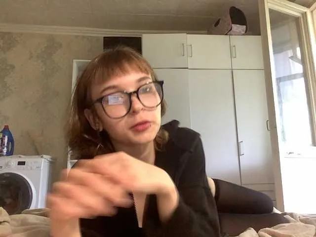 EmiBrow – webcam model profile photo Image 5