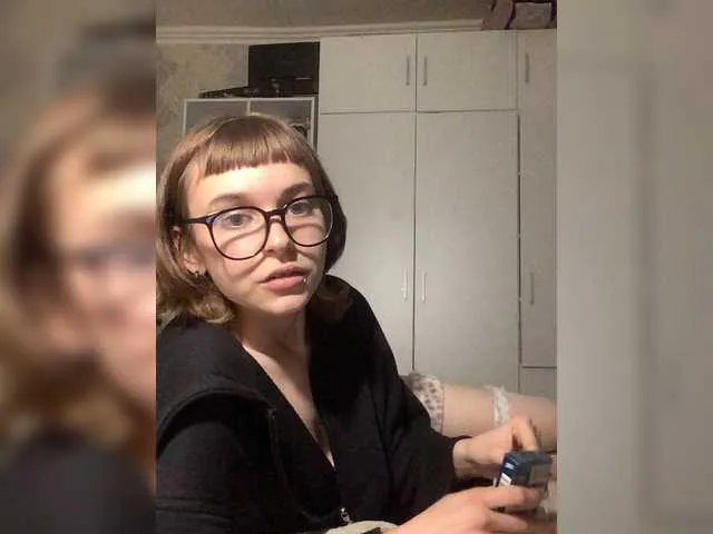 EmiBrow – webcam model profile photo Image 8