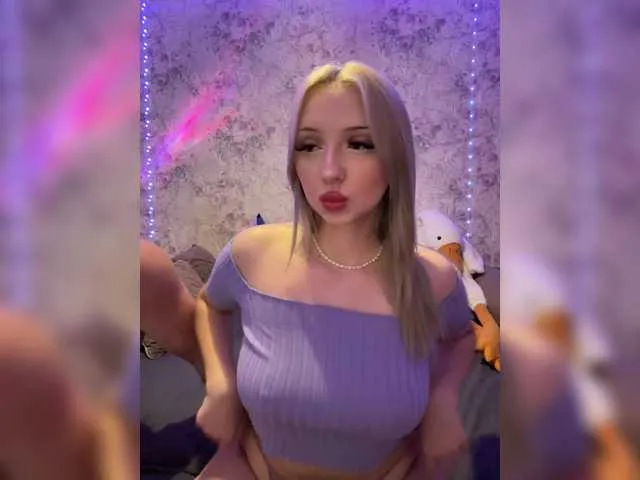 Carine – webcam model profile photo Image 16