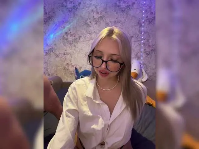 Carine – webcam model profile photo Image 17