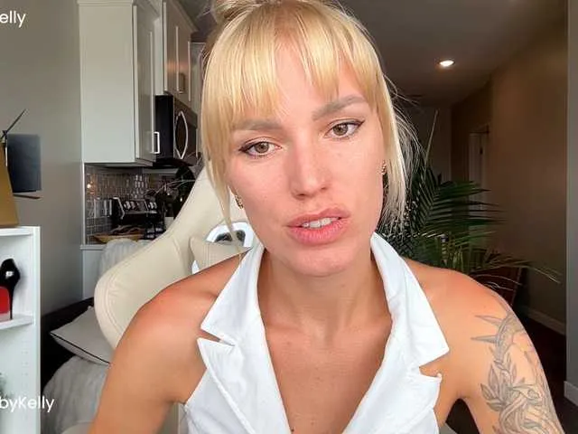 LittleMissEeve – webcam model profile photo Image 6