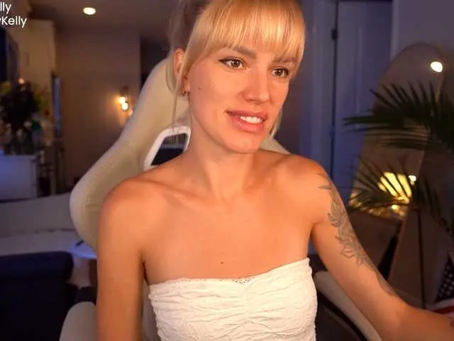 LittleMissEeve – webcam model profile photo Image 9