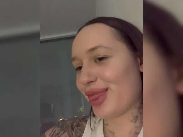 VenusRusell – webcam model profile photo Image 2