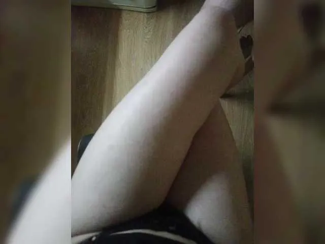 Carine – webcam model profile photo Image 6