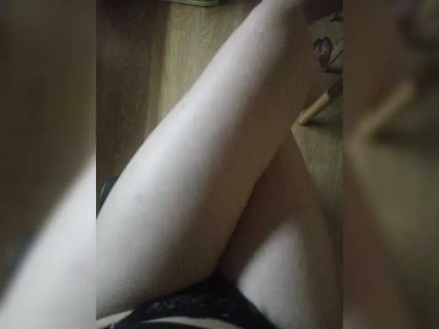 Carine – webcam model profile photo Image 7