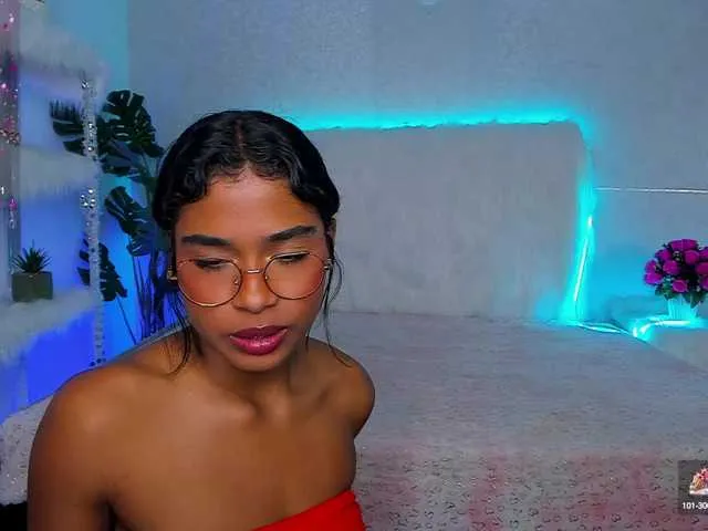 LeyahSummer – webcam model profile photo Image 5