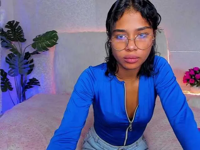 LeyahSummer – webcam model profile photo Image 6