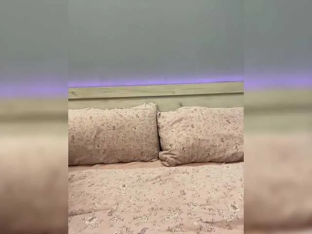 MiraKova – webcam model profile photo Image 3