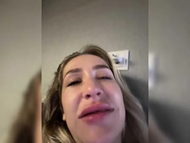 MiraKova – webcam model profile photo Image 2