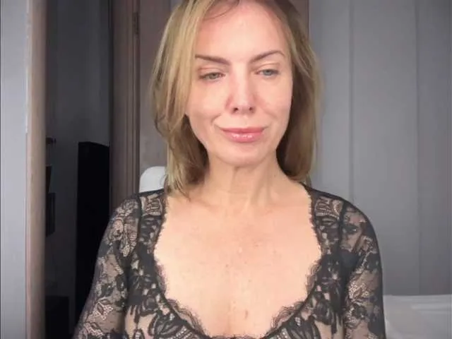 Dolce – webcam model profile photo Image 9