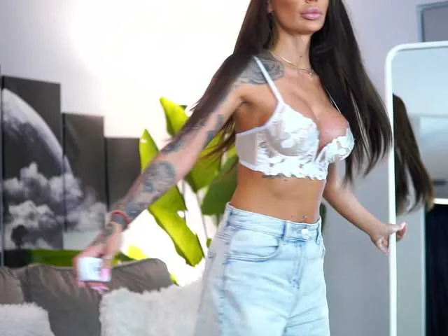 Dolce – webcam model profile photo Image 16