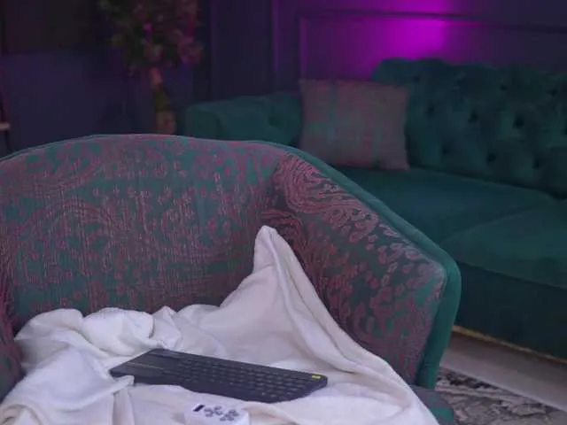 Dolce – webcam model profile photo Image 3