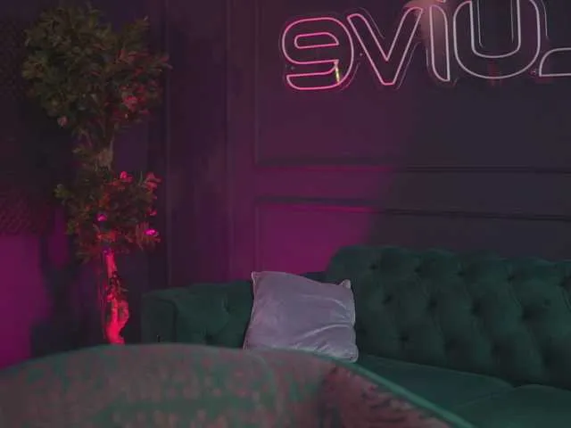 Dolce – webcam model profile photo Image 9