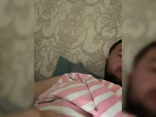 VIKITOMMY – webcam model profile photo Image 2