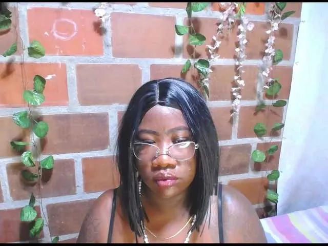 Dolce – webcam model profile photo Image 6