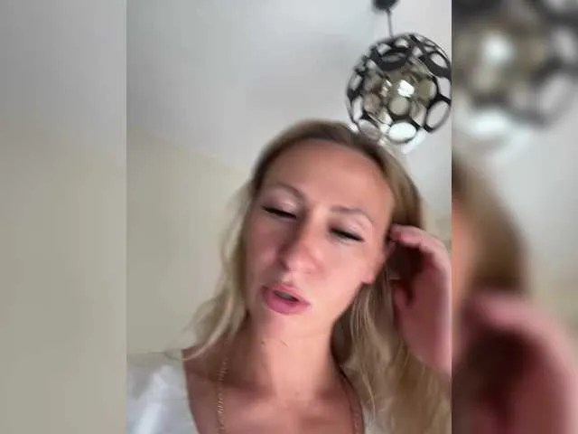 MelinaLuviani – webcam model profile photo Image 12