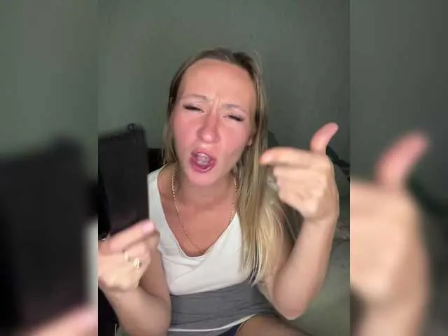 MelinaLuviani – webcam model profile photo Image 19