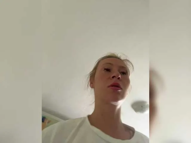 MelinaLuviani – webcam model profile photo Image 2