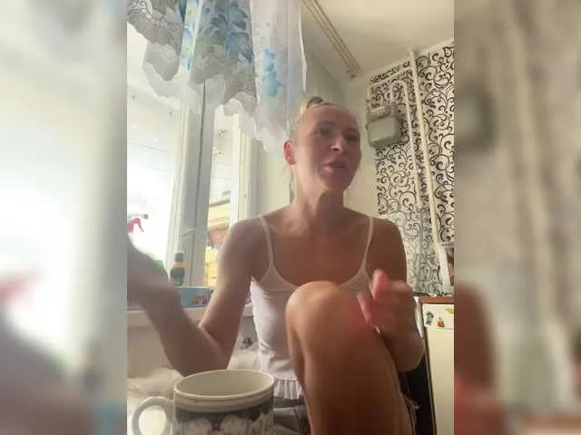 MelinaLuviani – webcam model profile photo Image 3