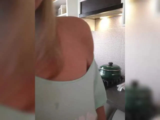 Dolce – webcam model profile photo Image 18