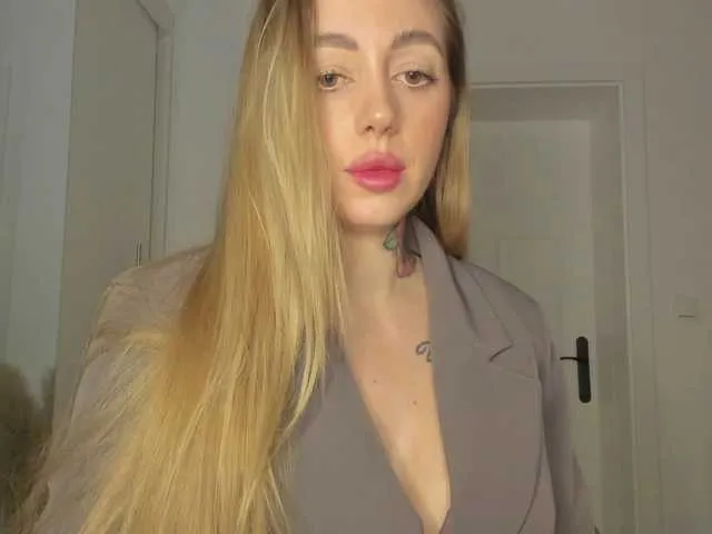 SEXYcoralie – webcam model profile photo