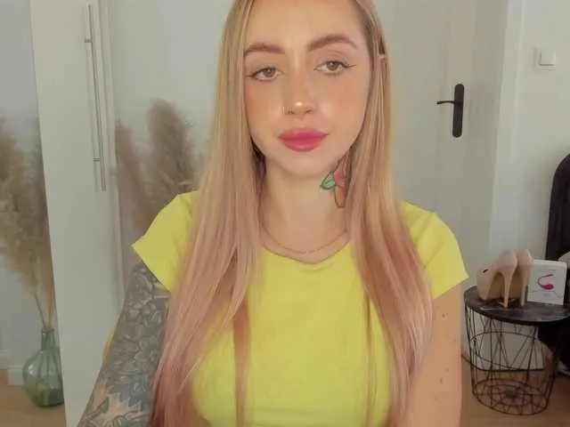 Dolce – webcam model profile photo Image 10