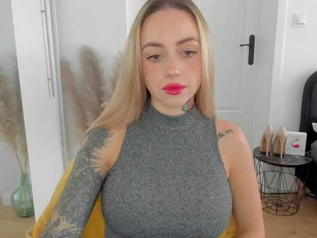 Dolce – webcam model profile photo Image 12