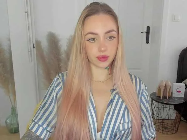 Dolce – webcam model profile photo Image 13