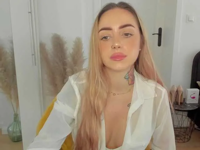 Dolce – webcam model profile photo Image 14