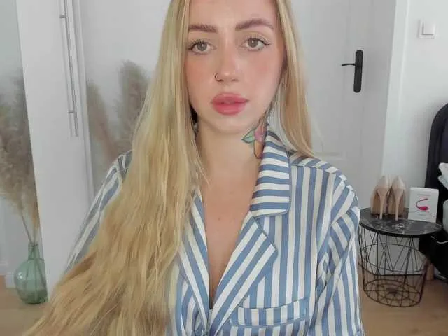 Dolce – webcam model profile photo Image 2