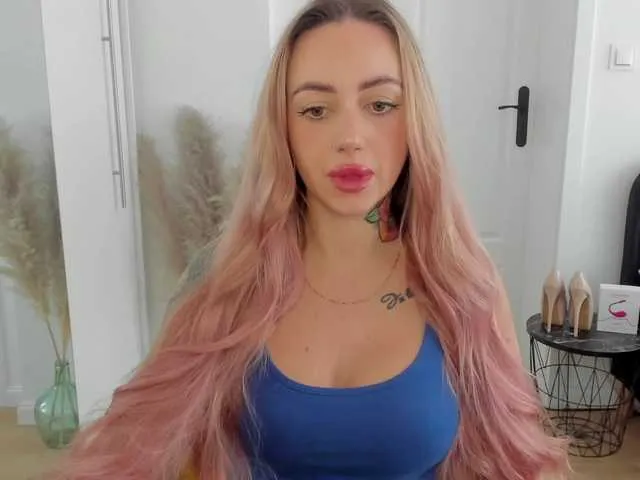 Dolce – webcam model profile photo Image 8