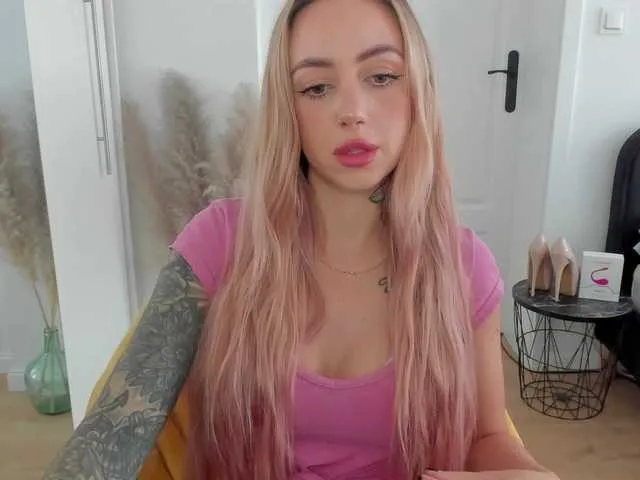 Dolce – webcam model profile photo Image 9