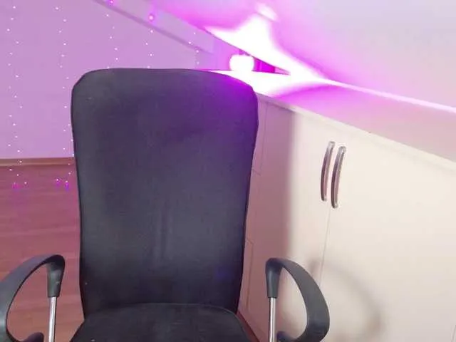 Dolce – webcam model profile photo Image 14