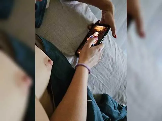 Carine – webcam model profile photo Image 12