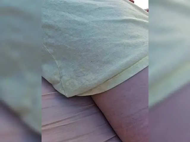 Carine – webcam model profile photo Image 9