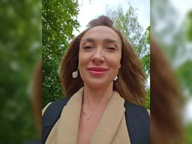 MelinaLuviani – webcam model profile photo Image 12