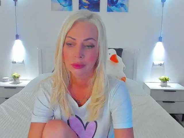 Bella – webcam model profile photo Image 3