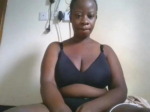 Dolce – webcam model profile photo Image 8