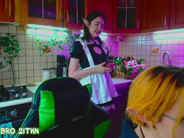 T0CHKA-G – webcam model profile photo Image 11