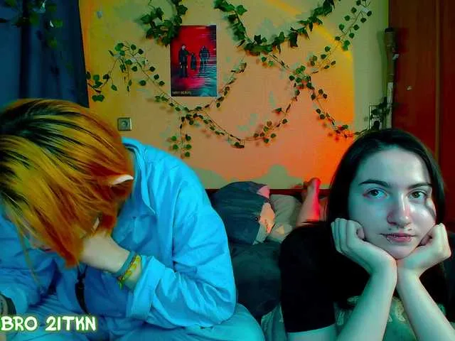 T0CHKA-G – webcam model profile photo Image 12