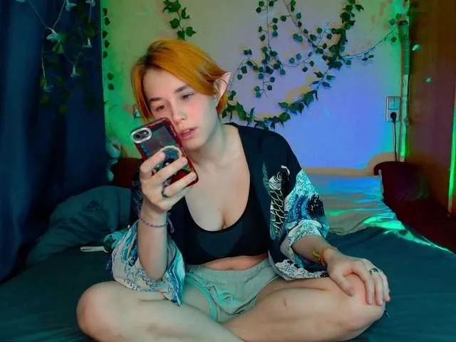 T0CHKA-G – webcam model profile photo Image 7