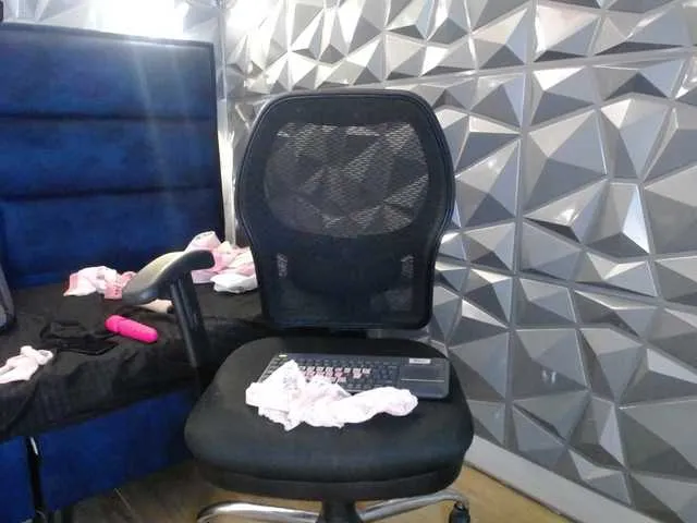 Dolce – webcam model profile photo Image 13