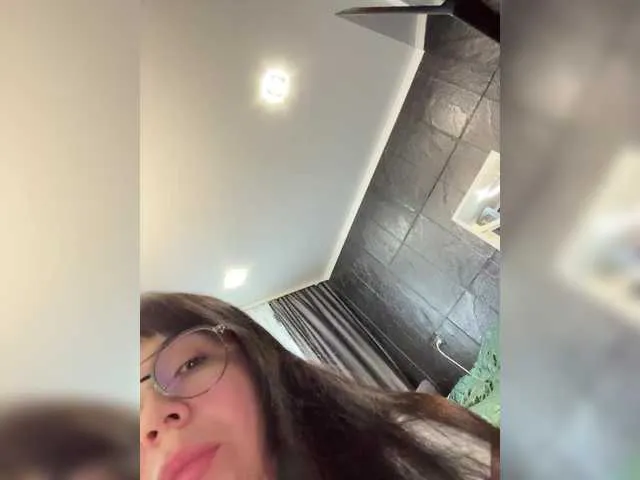 Dolce – webcam model profile photo Image 2