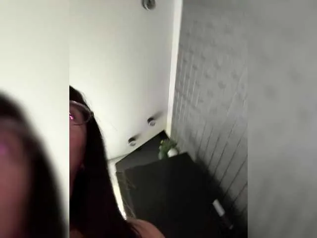 Dolce – webcam model profile photo Image 4