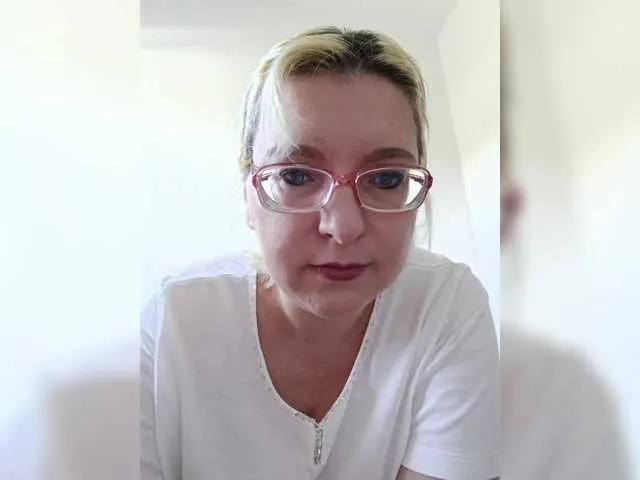 Dolce – webcam model profile photo Image 10