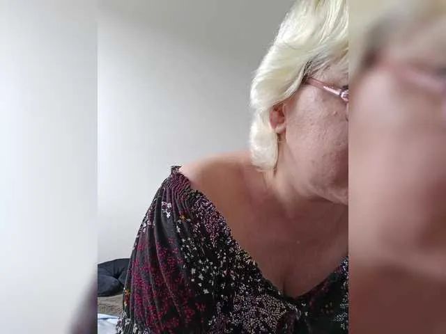 Dolce – webcam model profile photo Image 9